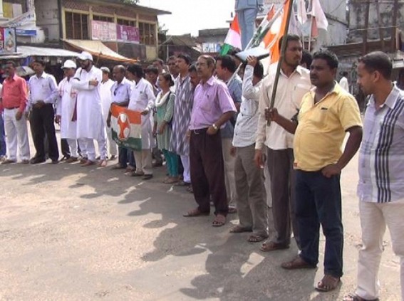 State Cong. protests against the suspension of 25 MPs, observes â€œBlack Day for Democracyâ€